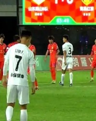 1-0胜青岛！泰山B队四连胜登顶，邓淳泽一剑封喉，彭逸翔血染赛场